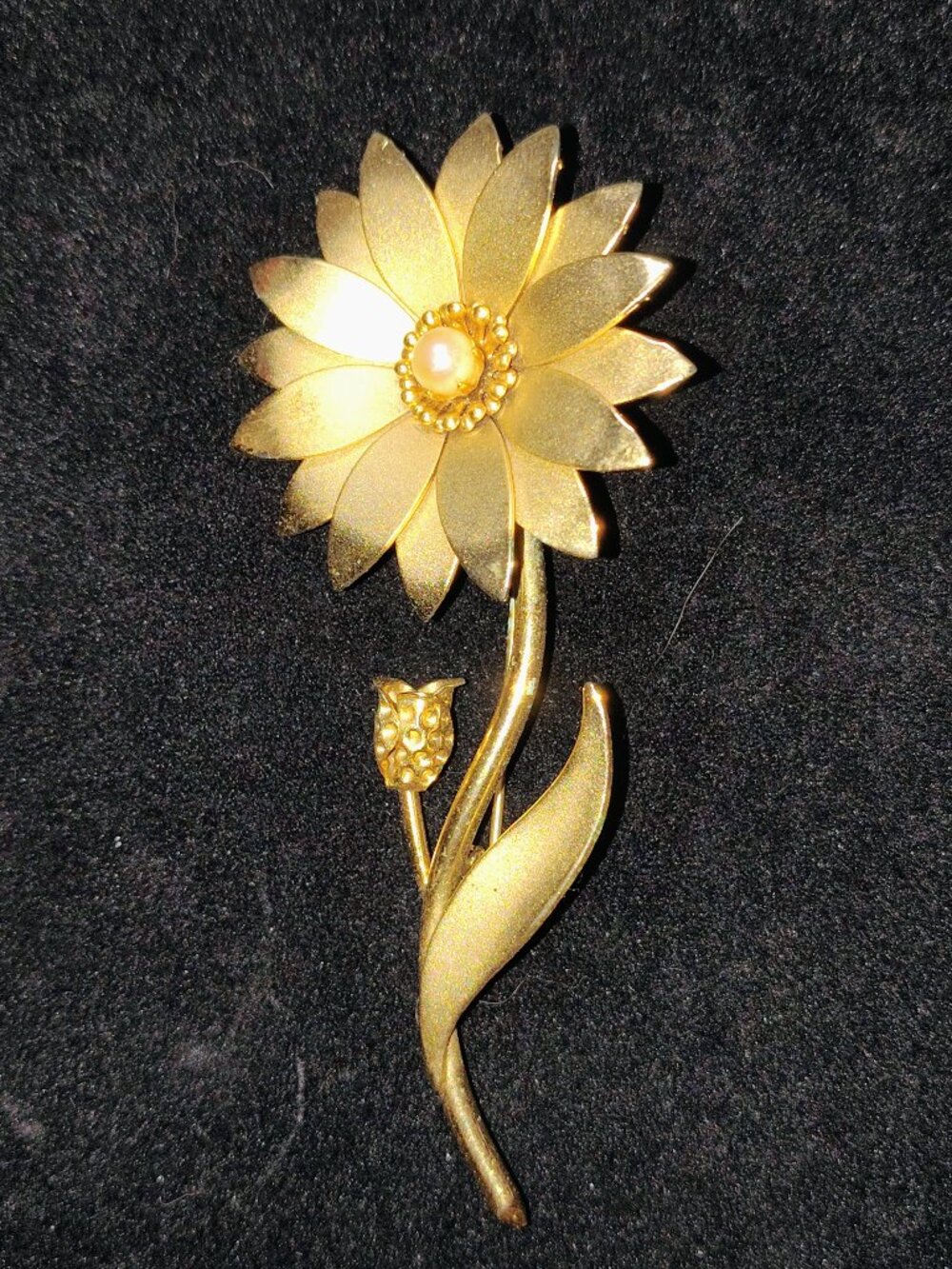 Vintage Gold‑Tone 3D Floral Stem Brooch w/ Faux Pearl Center